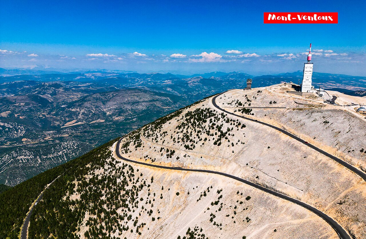 Cima del Mont Ventoux con su observatorio, carretera sinuosa en Provenza.