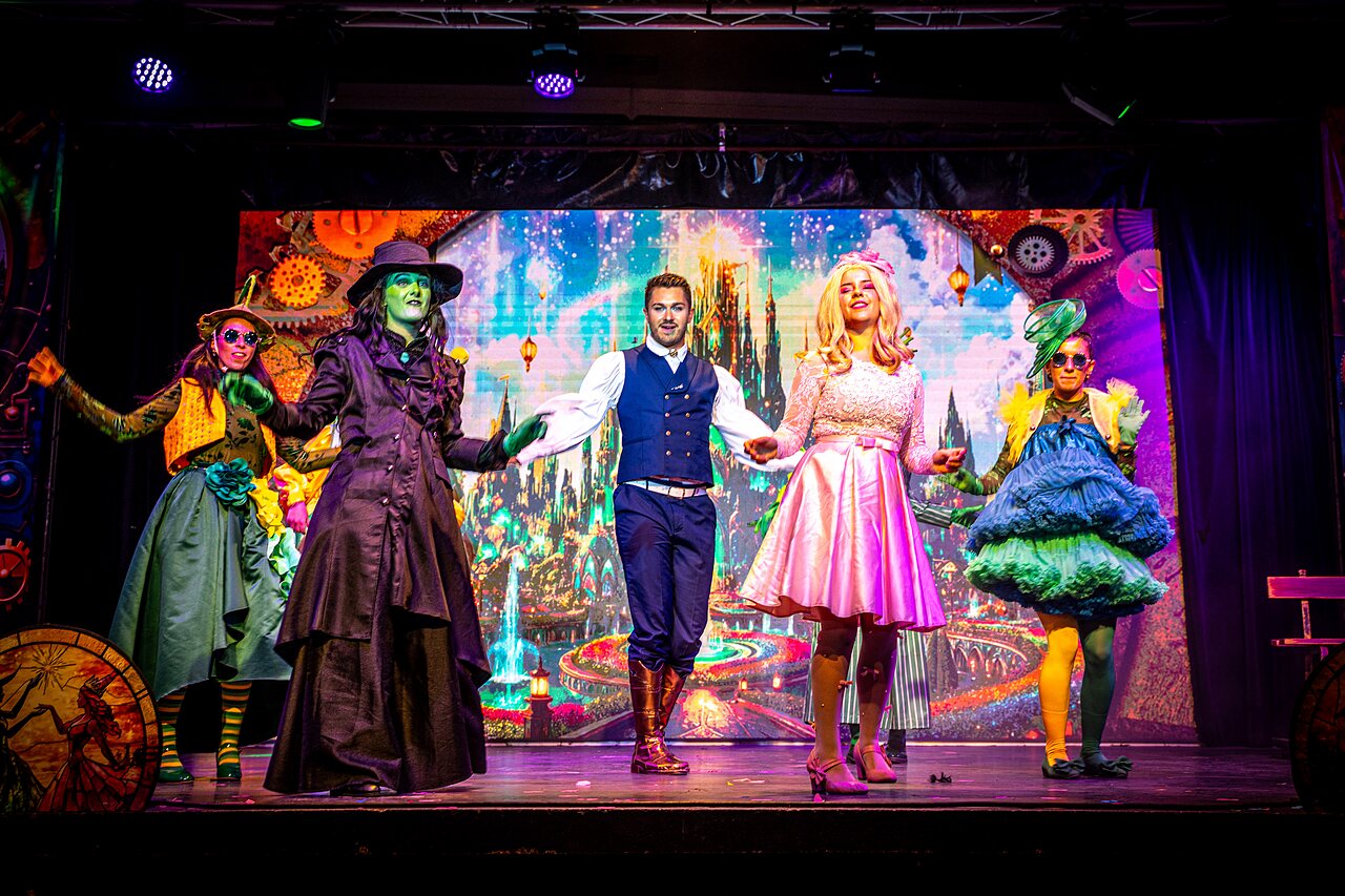 Espect�culo de bailarines disfrazados en el escenario, animaci�n en el camping CAPFUN Sagittaire en VINSOBRES (26).