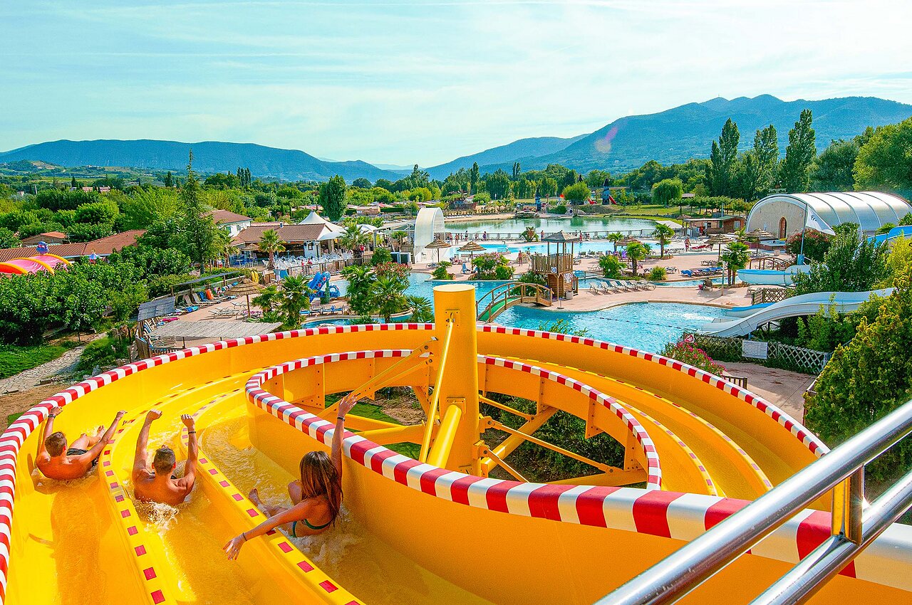 Tobog�n acu�tico gigante y piscinas del camping CAPFUN Sagittaire en VINSOBRES (26).