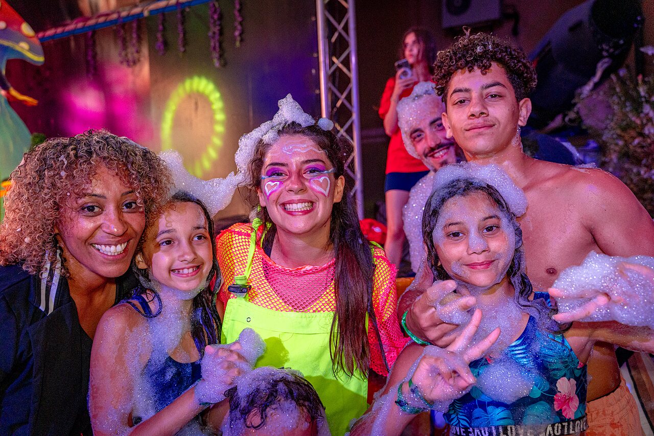 Familias disfrutando fiesta de la espuma en camping CAPFUN Sagittaire en VINSOBRES (26).