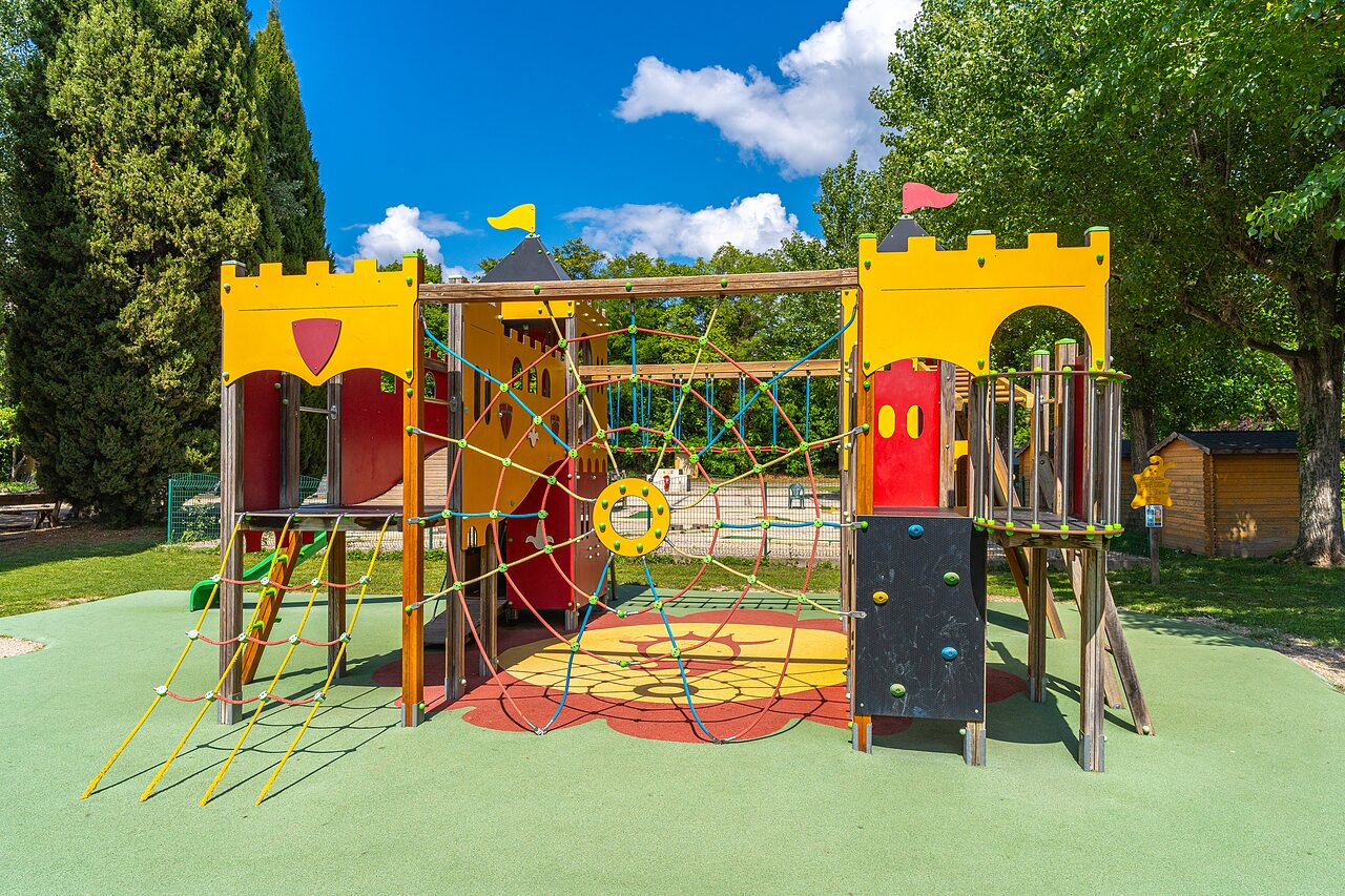Parque infantil castillo, toboganes y redes en el camping CAPFUN Sagittaire en VINSOBRES (26).