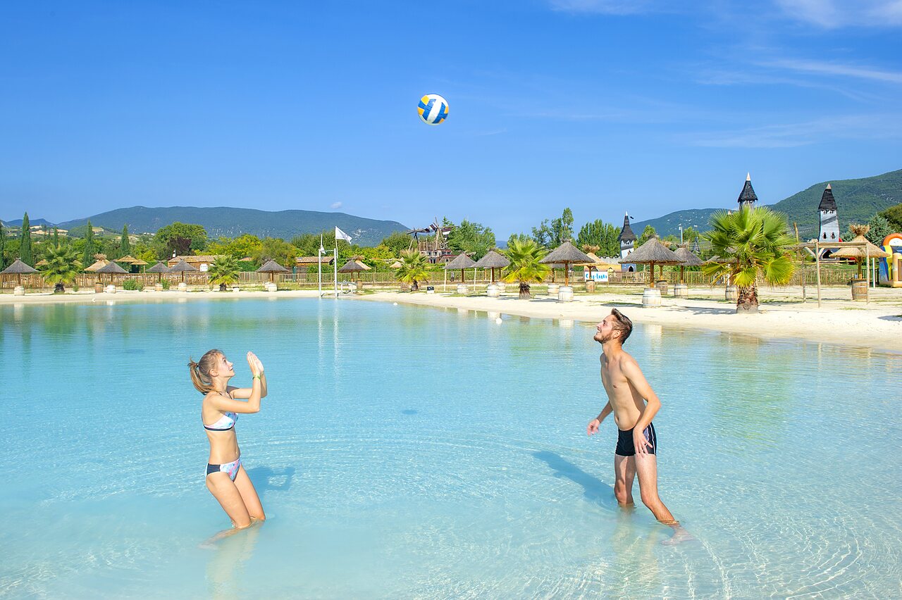 Pareja jugando voleibol piscina laguna camping CAPFUN Sagittaire VINSOBRES (26).