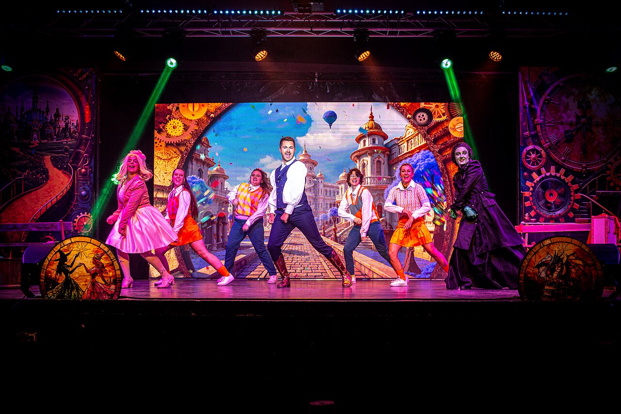 Espect�culo de baile con artistas disfrazados en el camping CAPFUN Sagittaire en VINSOBRES (26).