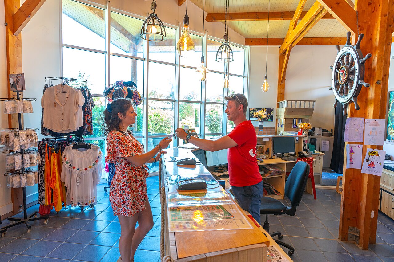 C�lida bienvenida en la recepci�n con tienda del camping CAPFUN Sagittaire en VINSOBRES (26).