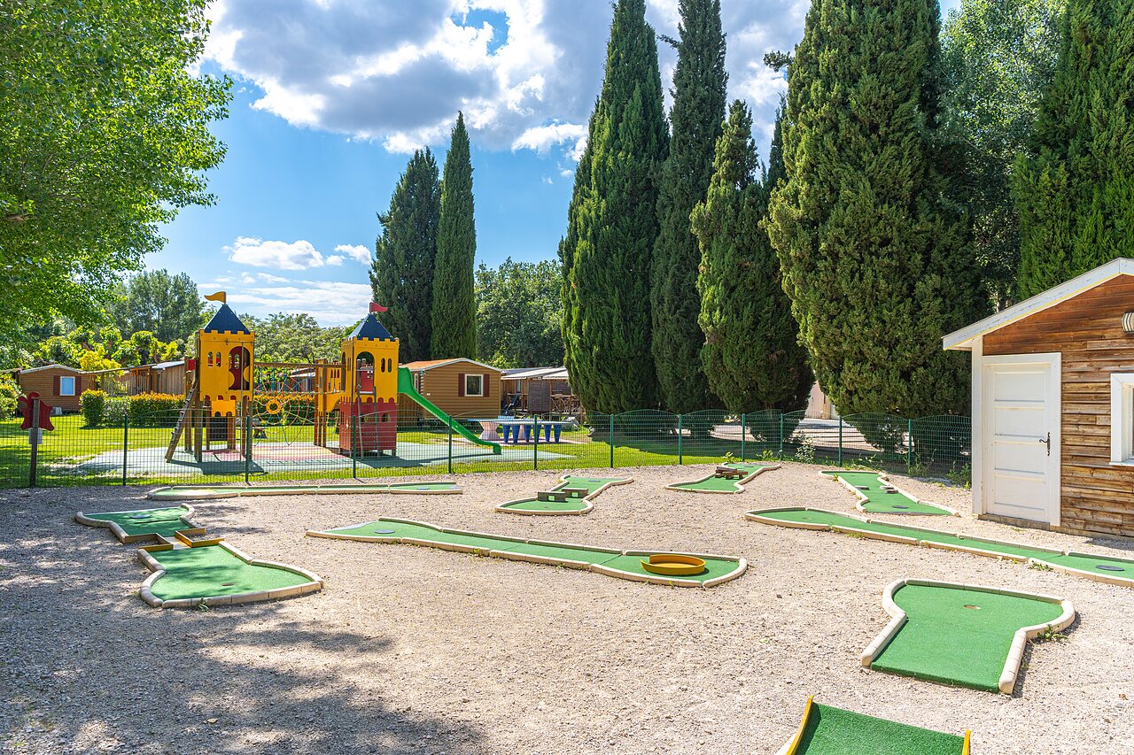 Minigolf y parque infantil, con Mobil-homes en el camping CAPFUN Sagittaire en VINSOBRES (26).