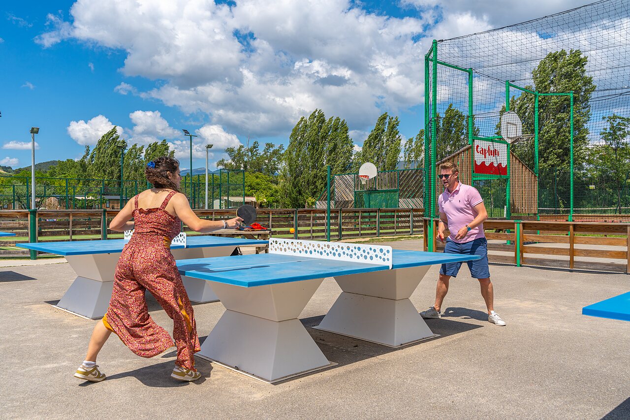 Tenis de mesa exterior, pareja en el camping CAPFUN Sagittaire en VINSOBRES.