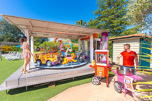 Carrusel infantil, máquina de palomitas y algodón de azúcar en el camping CAPFUN Sagittaire en VINSOBRES (26).