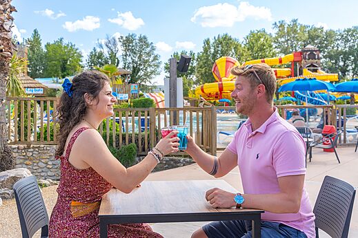 Pareja brindando en el bar cerca de los toboganes acu�ticos en camping CAPFUN Sagittaire en VINSOBRES (26).