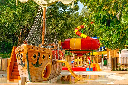 Barco pirata y toboganes acu�ticos en el camping CAPFUN Sagittaire en VINSOBRES (26).