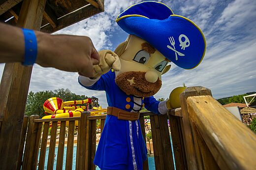 Mascota pirata saludando a un ni�o en el camping CAPFUN Sagittaire en VINSOBRES (26).