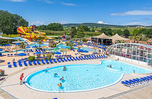 Gran parque acuático con piscinas y toboganes gigantes en el camping CAPFUN Sagittaire en VINSOBRES (26).
