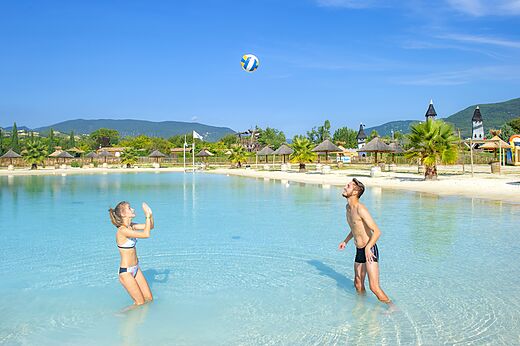 Laguna, playa de arena, voleibol en el camping CAPFUN Sagittaire en VINSOBRES.