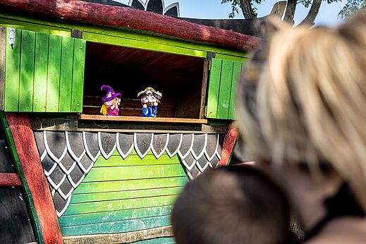 Espectáculo de marionetas para niños en un escenario colorido en el camping CAPFUN Sagittaire en VINSOBRES (26).