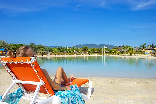 Piscina laguna con playa de arena en CAPFUN Sagittaire, VINSOBRES (26).