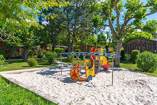 Zona de juegos infantil con tobogán en el camping CAPFUN Sagittaire en VINSOBRES (26).