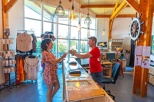 Cliente y empleado en la recepci�n del camping CAPFUN Sagittaire en VINSOBRES (26).