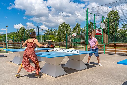 Partido de tenis de mesa en cancha multideporte en el camping CAPFUN Sagittaire en VINSOBRES (26).