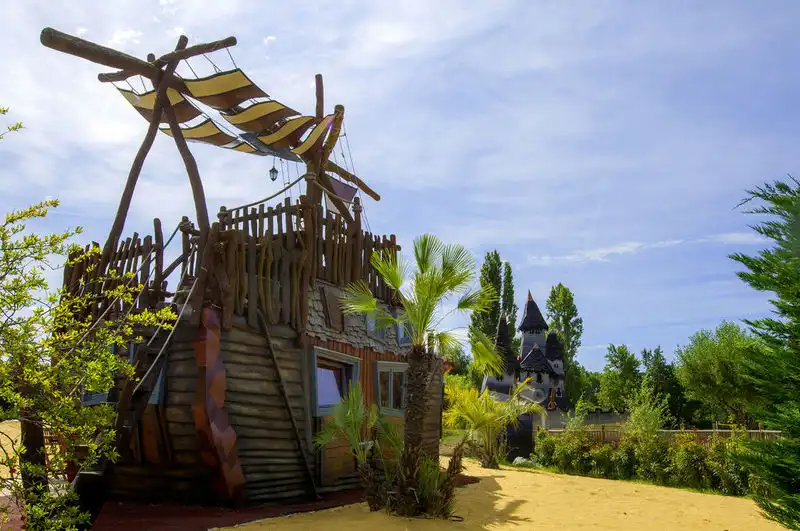 Sagittaire : Maison insolite, Camping Rhone Alpes - 1