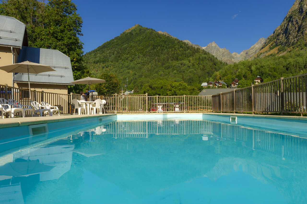 Piscina exterior, tumbonas, sombrillas, monta�as en el camping CAPFUN Saint Colomban des Villards (73).