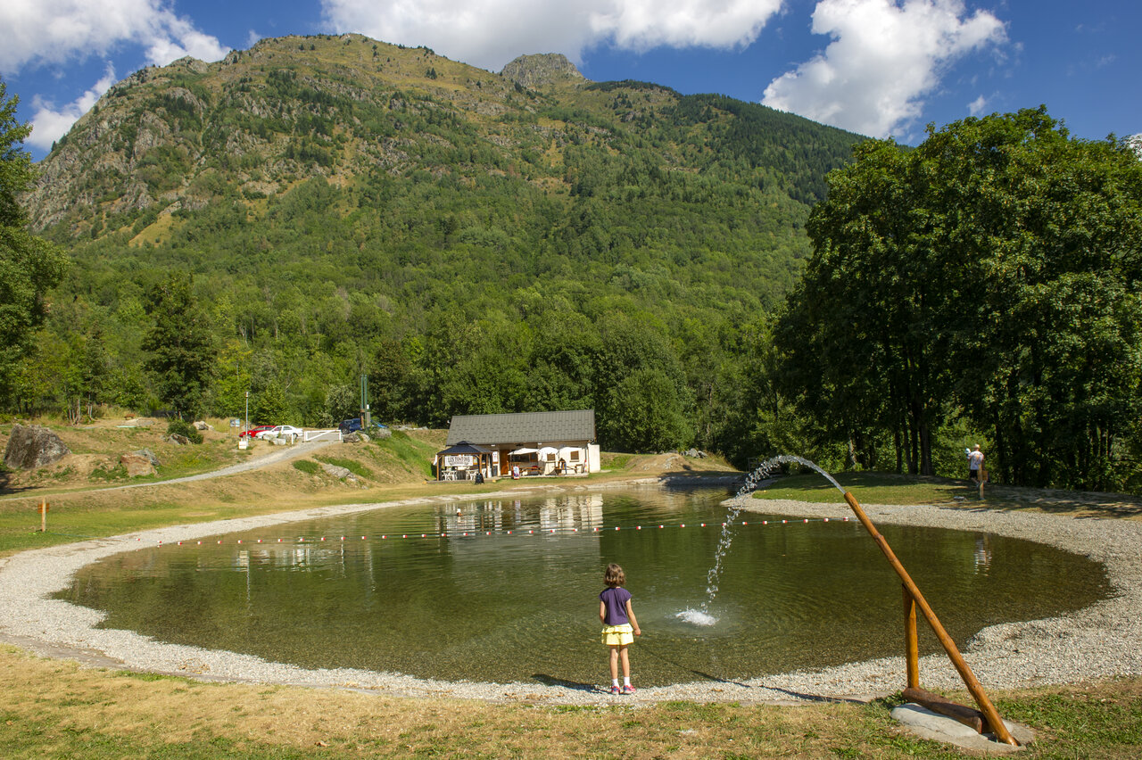 Piscina natural, ni�o, monta�as en el camping CAPFUN Saint Colomban des Villards.