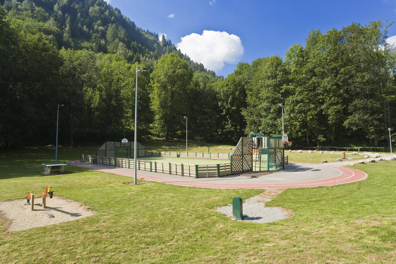 Campo multideporte, pista de atletismo, juegos infantiles en camping CAPFUN Saint Colomban (73).