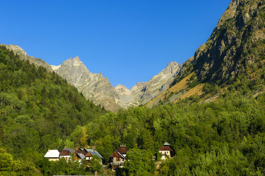 Monta�as verdes y casas tradicionales en valle alpino, camping CAPFUN Saint Colomban.