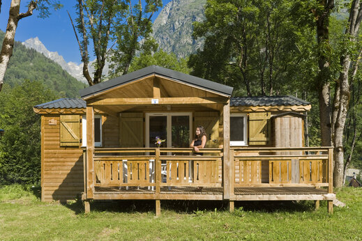 Mobil-home de madera con terraza en el camping CAPFUN Saint Colomban (73).