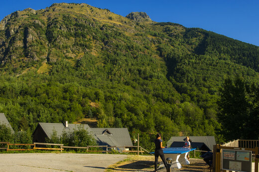 Mesa de ping-pong exterior y jugadores en el camping CAPFUN Saint Colomban (73).