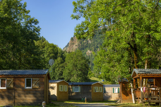 Casas m�viles de madera, naturaleza exuberante en camping CAPFUN Saint Colomban des Villards.