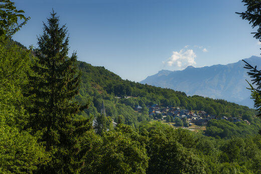 Pueblo de monta�a, bosques y cielo azul en camping CAPFUN Saint Colomban des Villards.