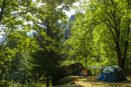 Parcela de camping sombreada con tienda en el camping CAPFUN Saint Colomban en Saint Colomban des Villards (73).