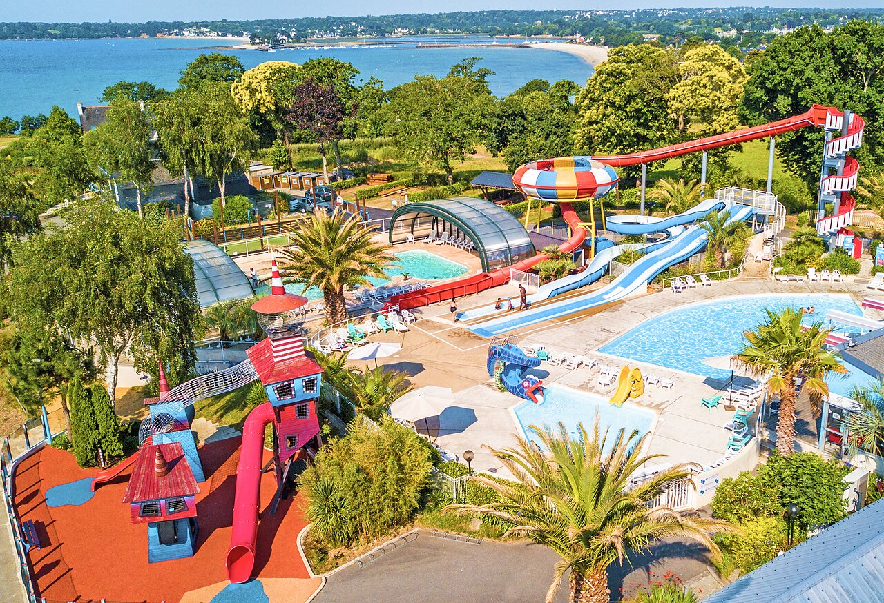 Parque acu�tico con toboganes, piscinas y juegos en el camping CAPFUN Saint Laurent en LA FORET FOUESNANT.