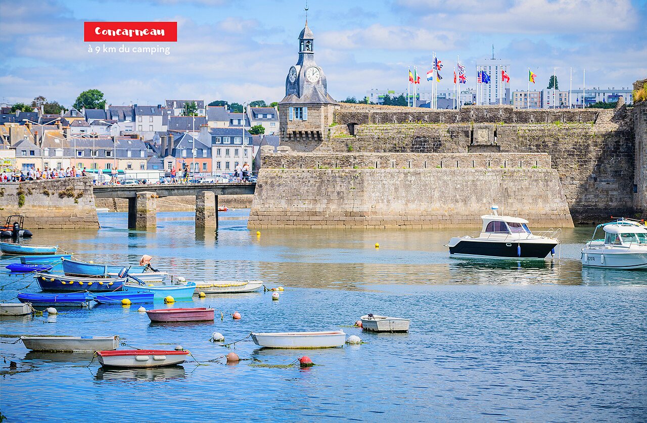 Ciudad fortificada de Concarneau, puerto animado y barcos, Finisterre, Breta�a.