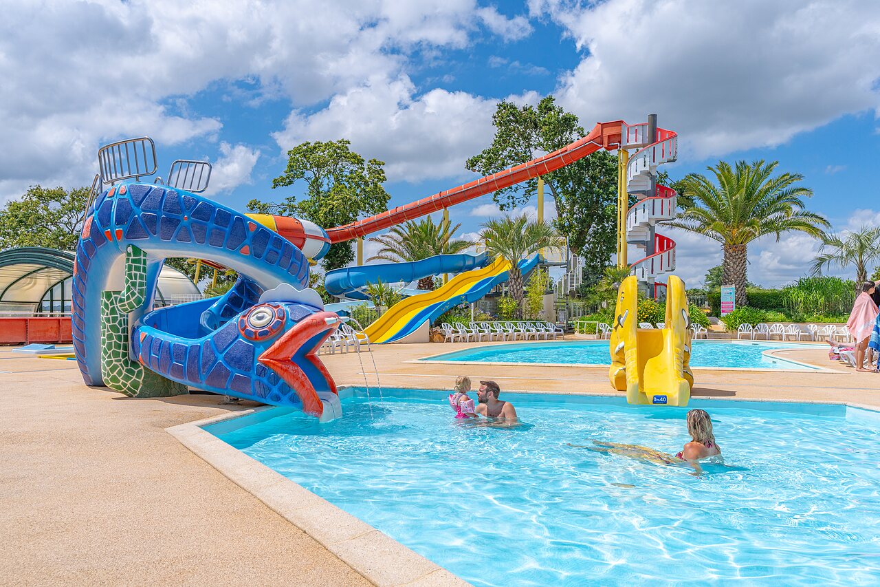 Toboganes acu�ticos, piscina exterior familiar en el camping CAPFUN Saint Laurent en LA FORET FOUESNANT.