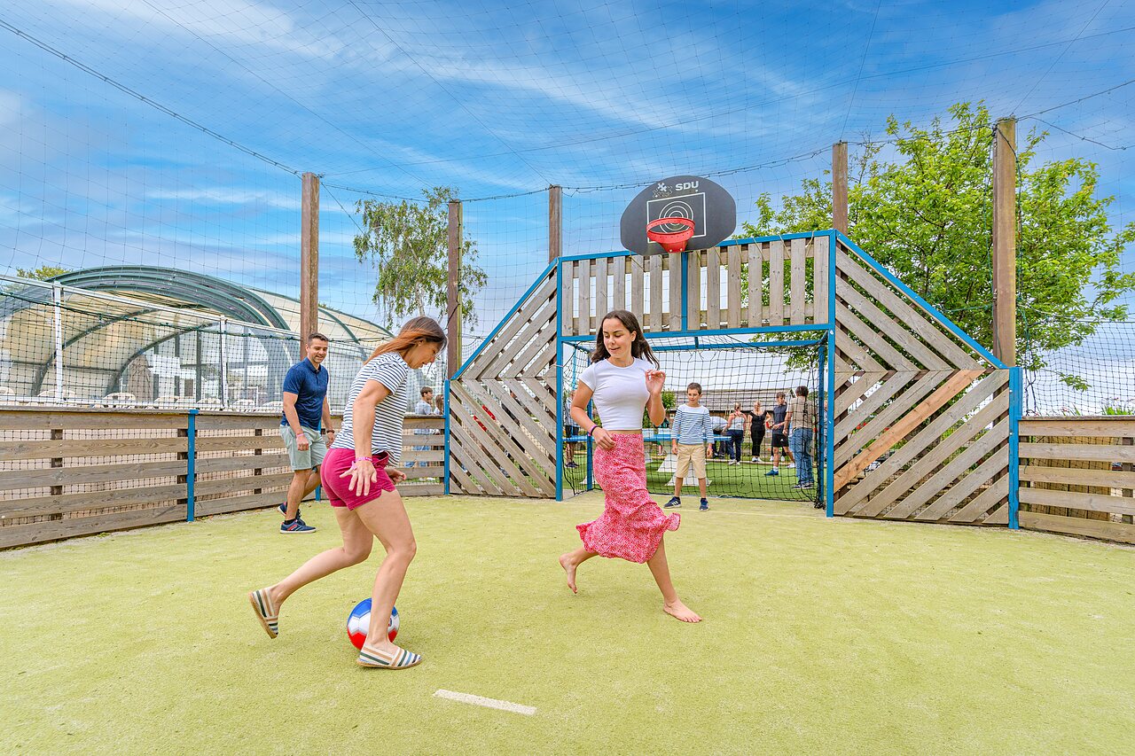 Campo multideportivo exterior, f�tbol y baloncesto, en el camping CAPFUN Saint Laurent en LA FORET FOUESNANT.