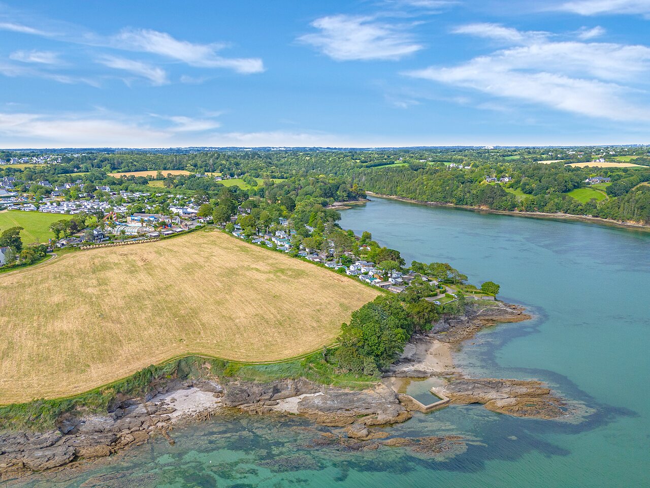 Camping, Mobil-homes y cuerpo de agua en el camping CAPFUN Saint Laurent en LA FORET FOUESNANT (29).