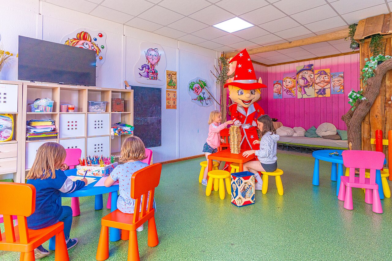 Club infantil, juegos y mascota en el camping CAPFUN Saint Laurent en LA FORET FOUESNANT (29).