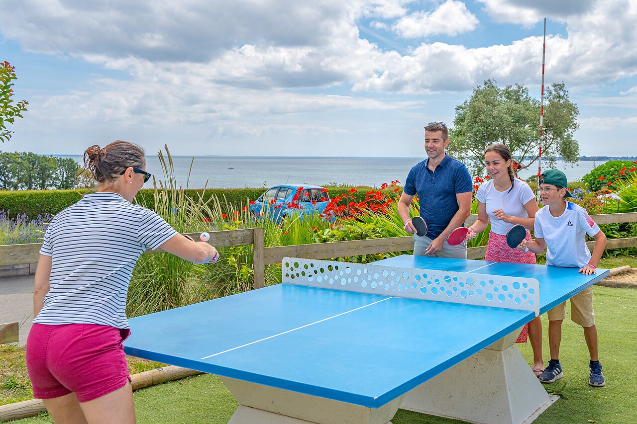 Tenis de mesa en familia en el camping CAPFUN Saint Laurent en LA FORET FOUESNANT (29).