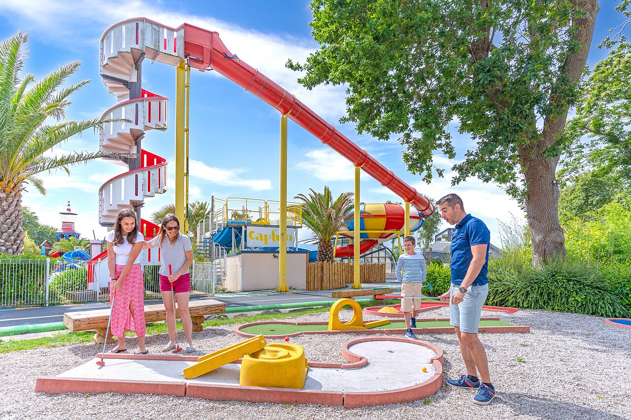 Minigolf familiar, tobog�n acu�tico en el camping CAPFUN Saint Laurent en LA FORET FOUESNANT.