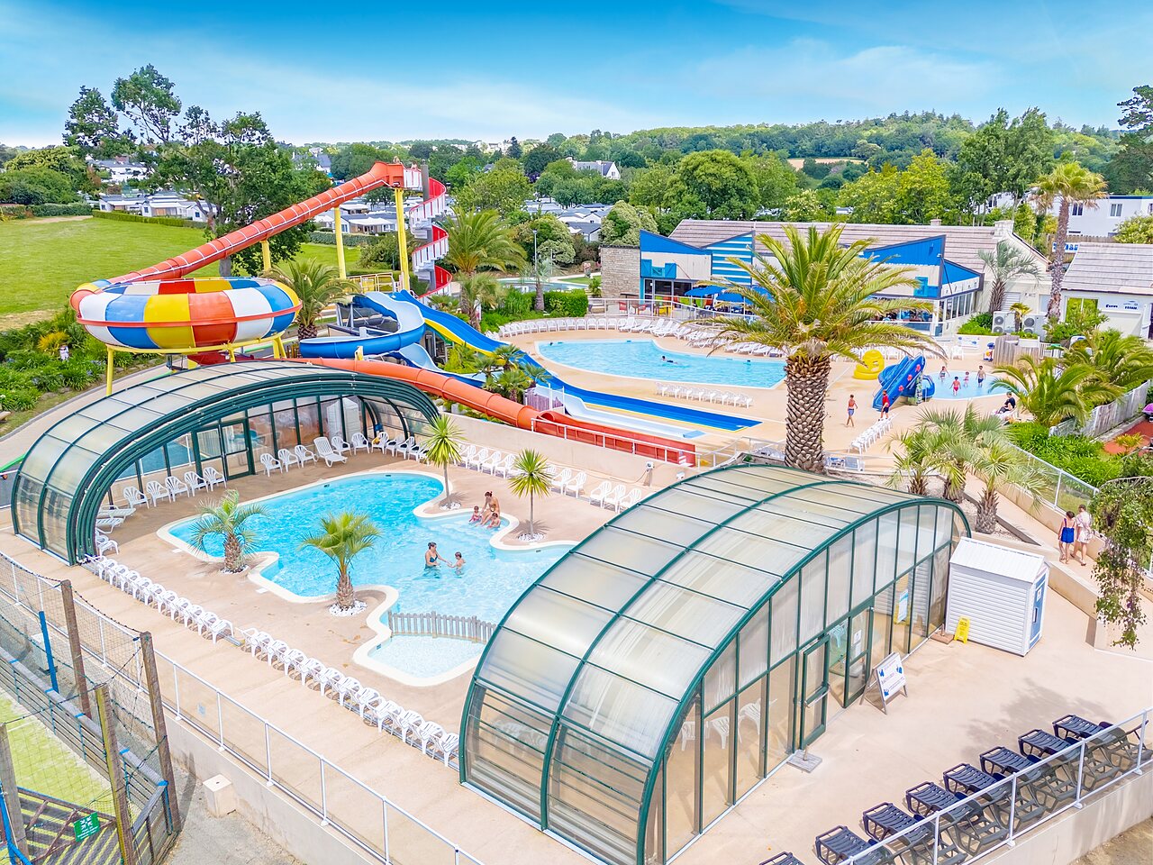 Gran parque acu�tico con toboganes y piscinas cubiertas en el camping CAPFUN Saint Laurent en LA FORET FOUESNANT (29).