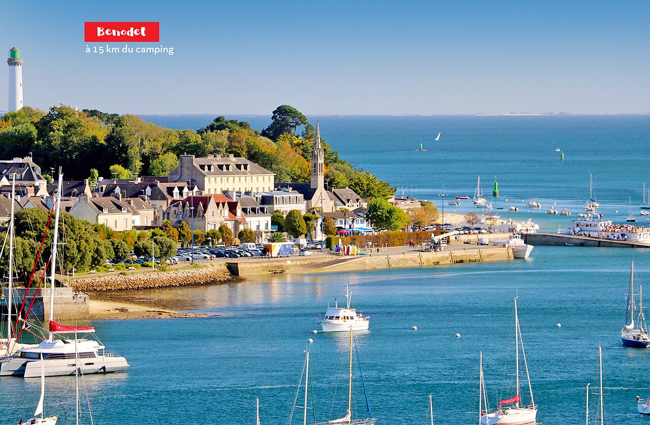 Puerto de B�nodet, faro, barcos y encantadora ciudad costera en Finisterre.