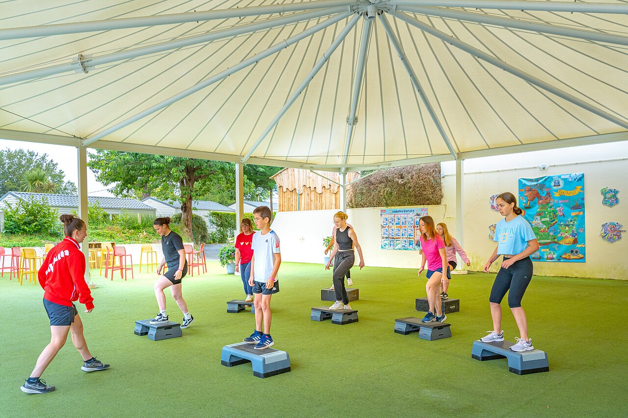 Clase de step en grupo, animaci�n en el camping CAPFUN Saint Laurent en LA FORET FOUESNANT.