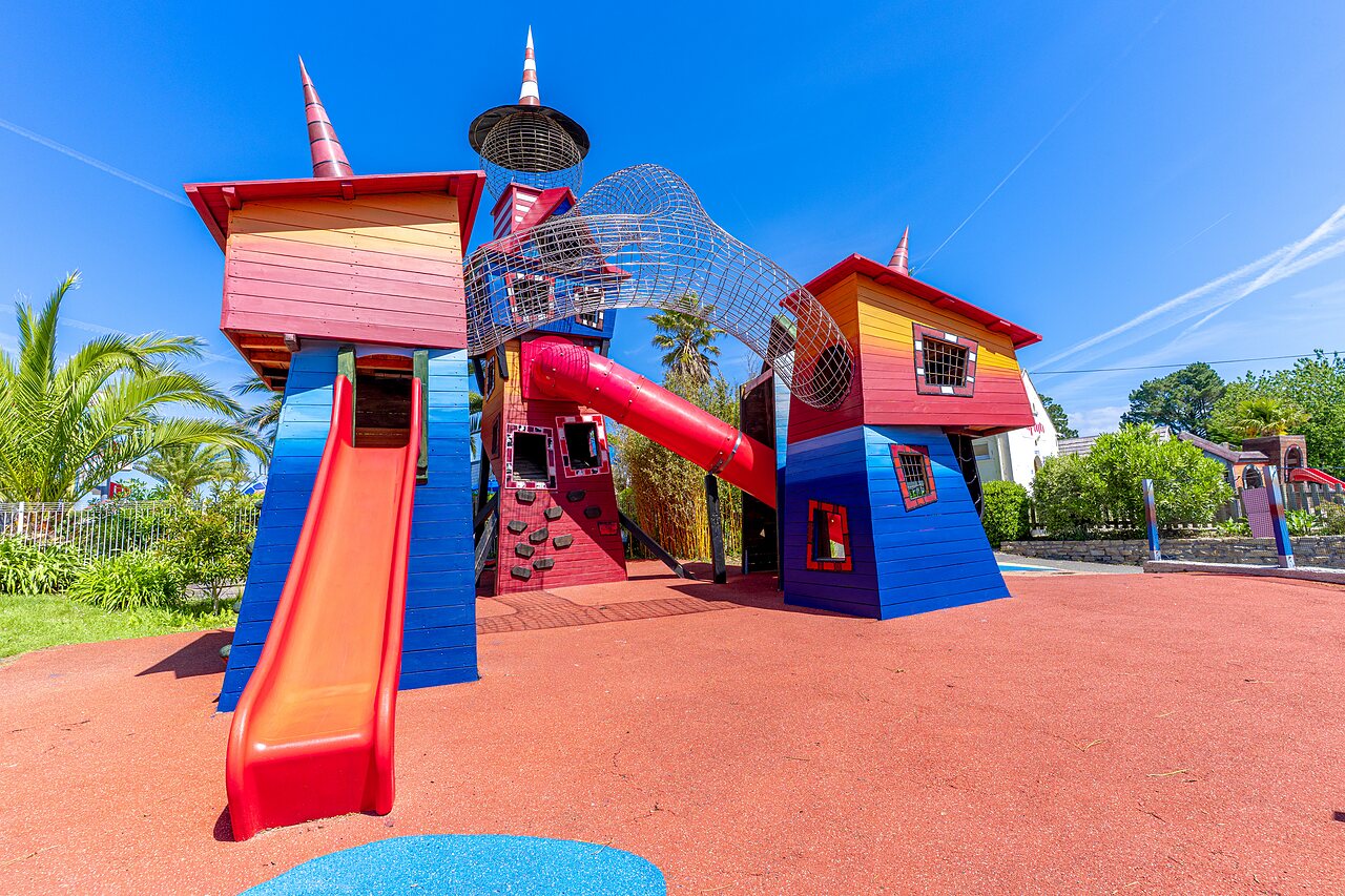 Zona de juegos, toboganes en camping CAPFUN Saint Laurent, LA FORET FOUESNANT.