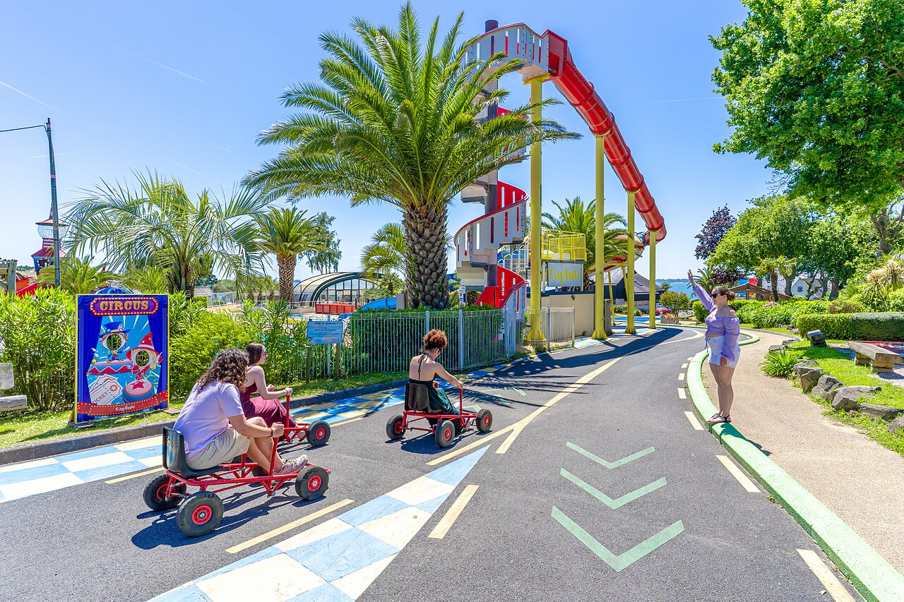 Karts a pedales y tobog�n acu�tico en el camping CAPFUN Saint Laurent en LA FORET FOUESNANT (29).