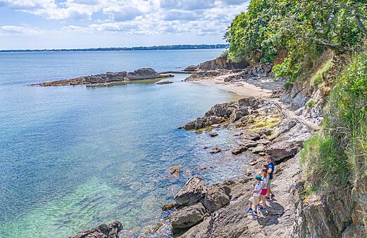Playa rocosa, sendero costero, familia en camping CAPFUN Saint Laurent LA FORET FOUESNANT.