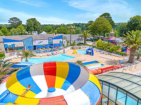 Gran tobogán acuático y piscinas exteriores en el camping CAPFUN Saint Laurent en LA FORET FOUESNANT (29).