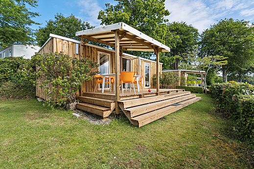 Mobil-home madera, terraza cubierta, sillas en camping CAPFUN Saint Laurent en LA FORET FOUESNANT.