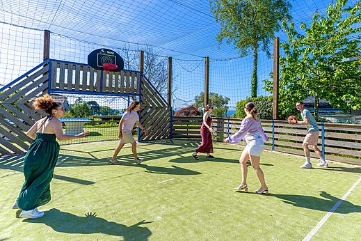 Cancha multideporte y baloncesto en el camping CAPFUN Saint Laurent en LA FORET FOUESNANT.