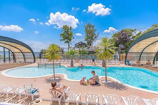 Piscina exterior en el camping CAPFUN Saint Laurent en LA FORET FOUESNANT (29).