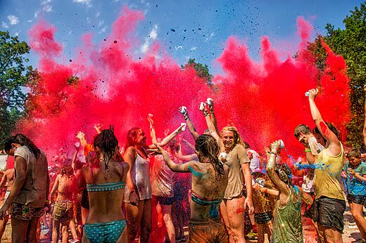 Jóvenes disfrutando de una fiesta de colores con polvo rojo en el camping CAPFUN Saint Laurent en LA FORET FOUESNANT (29).